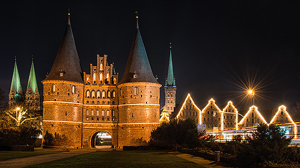 Das Holstentor in Lübeck zur Weihnachtszeit